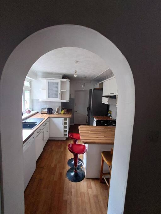 Edwardian 4 Bedrooms With 4 Bathrooms Townhouse, Next To Underground, Accommodates 10 People Λονδίνο Εξωτερικό φωτογραφία
